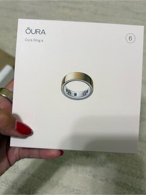 Oura ring gen 4 size 6. Great condition. Battery life lasts 4-5 days.